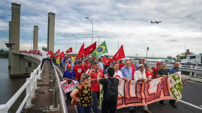 Manifestantes e políticosaposta ganha pagaesquerda marcharamaposta ganha pagaPorto Alegre já nesta segunda