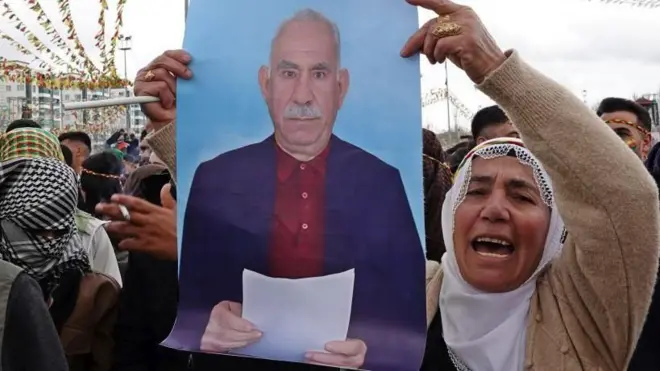 Öcalan posteri tutan bir kadın