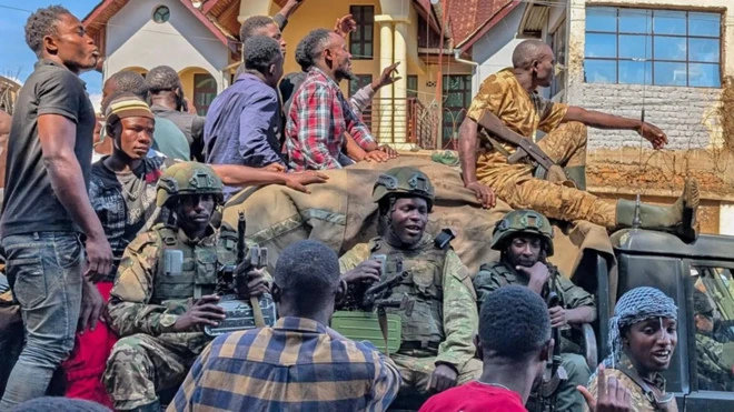 Des personnes sont venues acclamer les combattants du M23 alors qu'ils entraient sans résistance dans Bukavu dimanche
