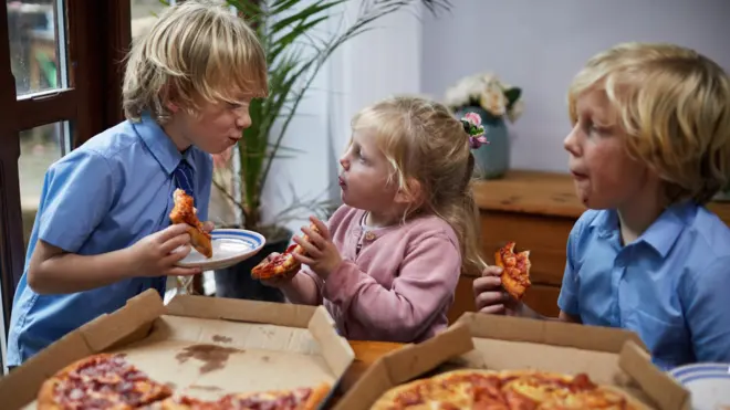 Pizza yiyen kardeşler