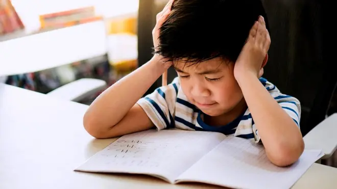 Ребенок читает