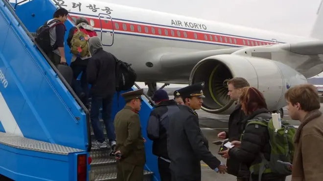 2013년 4월 6일 촬영된 이 사진에서 외교관들과 관광객들이 평양 공항에서 베이징으로 향하는 비행기에 탑승하고 있다