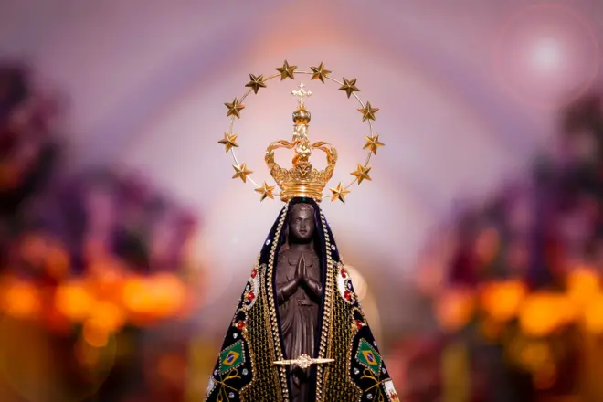 Imagem de Nossa Senhora Aparecida, com manto azul e coroa dourada