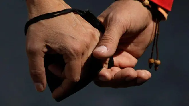 एकदूसरे का हाथ पकड़े एक प्रेमी जोड़ा