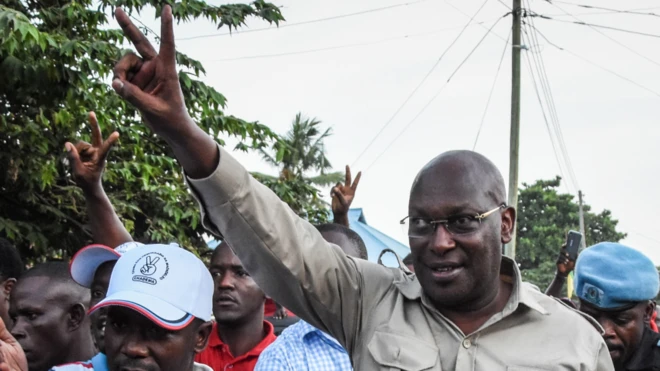 Mbowe pamoja na wenzake 11 kutoka chama cha Chadema walikamatwa na polisi usiku wa kuamkia Jumatano jijini Mwanza.