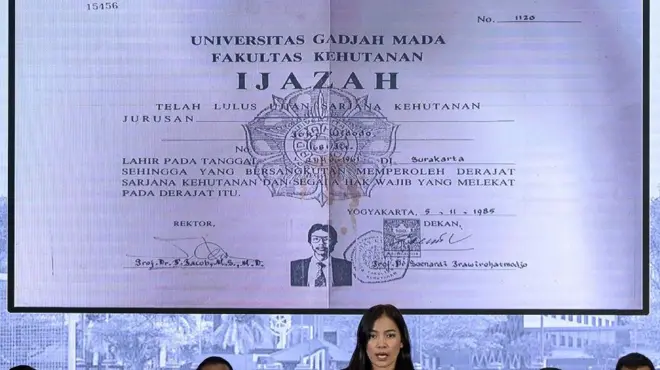 Layar menampilkan ijazah Presiden ke-7 RI Joko Widodo saat konferensi pers tentang hasil penyelidikan pengaduan masyarakat tentang dugaan tindak pidana terkait ijazah Joko Widodo di Bareskrim Mabes Polri, Jakarta, Kamis (22/05).