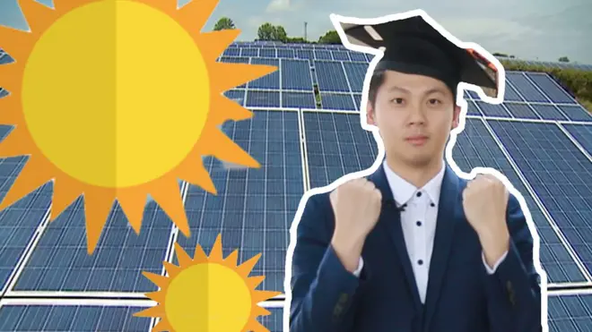 男記者在太陽能電板前