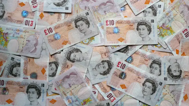 10英镑钞票一堆