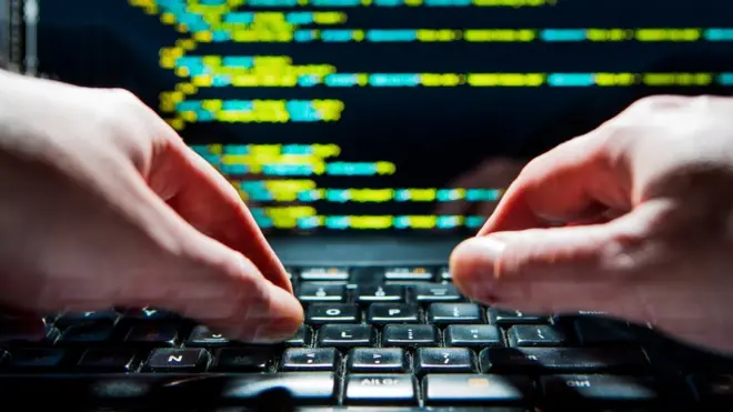 أيادي تكتب على لوحة مفاتيح حاسوب.