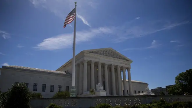 ٹرمپ انتظامیہ نے 6 مارچ کو صدارتی حکم نامہ جاری کیا تھا جس میں چھ مسلم اکثریتی ممالک، ایران، لیبیا، صومالیہ، سوڈان، شام، اور یمن ےس آنے والے پناہ گزینوں کی آمد پر 120 روز کے لیے پابندی عائد کی گئی تھی۔