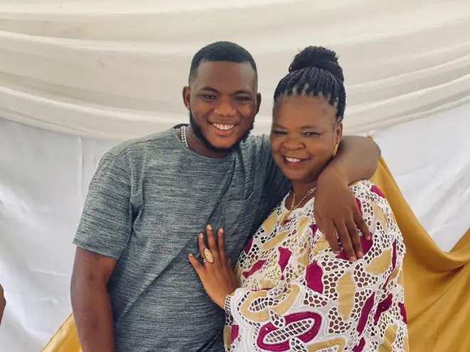 Aworan Peju Ogunmola pẹlu Shina ọmọ rẹ. Shina di ọwọ kọ Iya rẹ lọrun