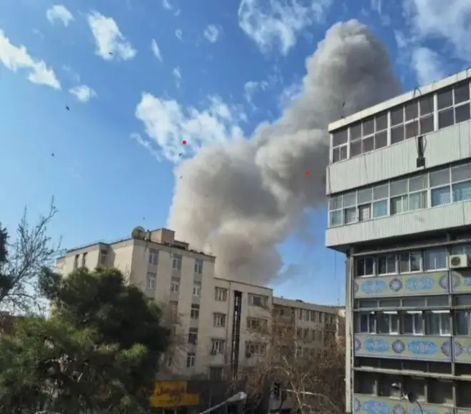 Tahran'da Cumhuriyet Meydanı'ndan dumanlar yükseliyor