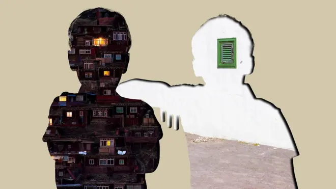 Uma colagem digital do contorno de duas crianças com desenhos de casas dentro de suas silhuetas 