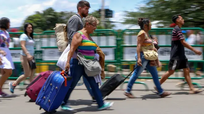 Венесуэльцы спешат через границу. На мосту имени Симона Боливара между Венесуэлой и Колумбией