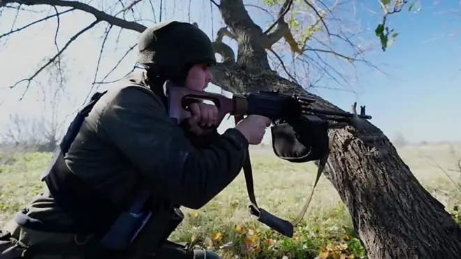 Phóng viên BBC ở dưới làn đạn cùng quân đội Ukraine