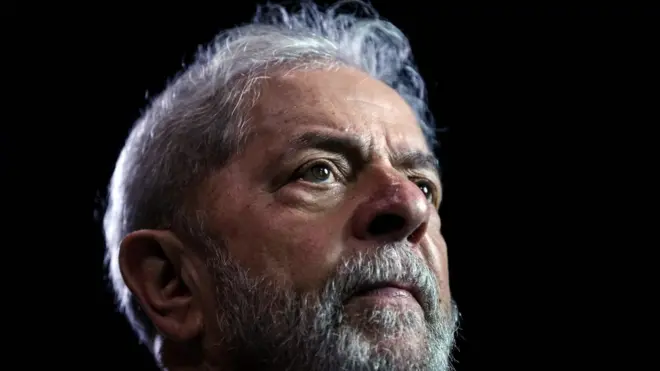 Lula é acusado de receber propinas das construtoras OAS e Odebrecht por meio de reformas