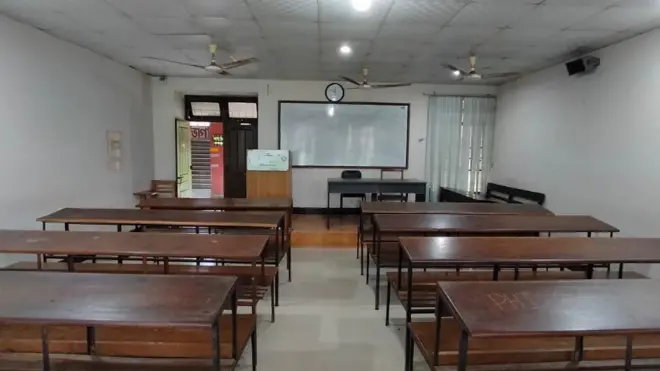 নতুন পেনশন স্কিম বাতিলের দাবিতে শিক্ষকদের কর্মসূচির কারণে সোমবার ক্লাস পরীক্ষা হয়নি দেশের কোন পাবলিক বিশ্ববিদ্যালয়ে