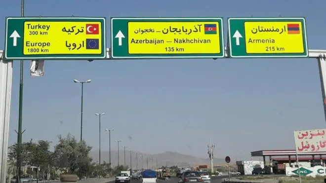 تابلویی که روی آن میزان مسافت تا ارمنستان و جمهوری خودمختار نخجوان نوشته شده است