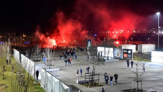 Des supporters lyonais et moscovites de sont violement affrontés devant le Parc OL.