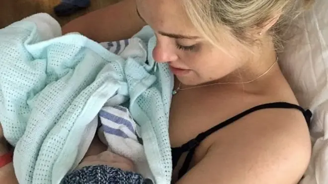 Елль із сином на руках