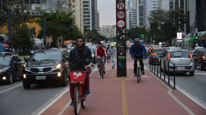Imagem mostra ciclovia e carros na Avenida Paulista