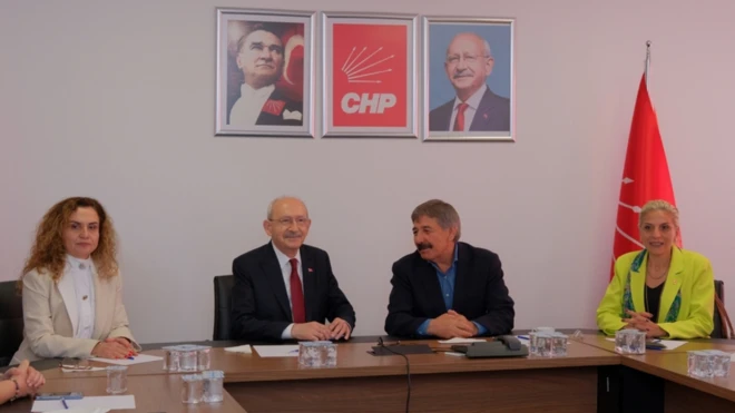 Kemal Kılıçdaroğlu bir toplantıda masanın başında oturuyor. Yanında iki kadın bir erkek siyasetçi var. Kadınlardan biri sarı yeşil bir kıyafet giyiyor.