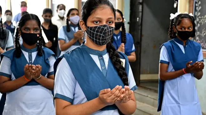 ప్రార్థన చేస్తున్న స్కూలు విద్యార్థినులు