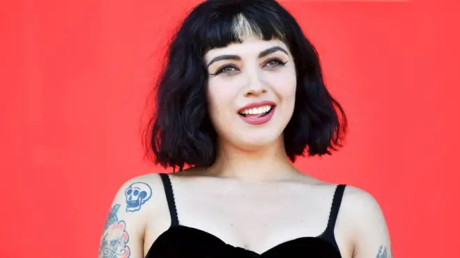 Mon Laferte publicó su "Canción de mierda" el 3 de agosto den YouTube.