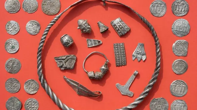 Припускають, що ці скарби могли бути сховані, коли Гарольд Синьозубий втікав від ворогів після невдалої битви