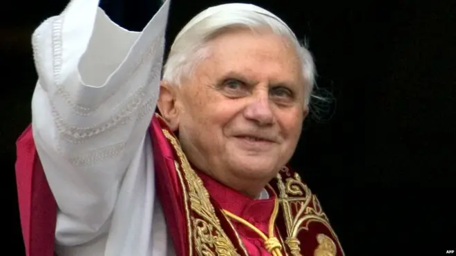 Poopu Benedict nke XVI n'ụbọchị 19 Epreelu 2005. Ebe a ọ na-efe igwe mmadụ aka n'obodo Vatikan.