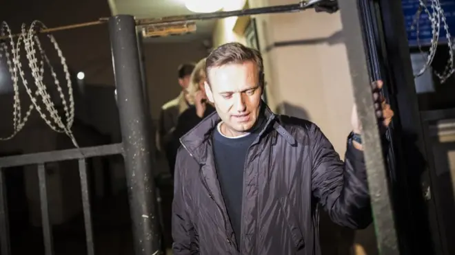 Навальный выходит из ОВД после задержания 29 сентября