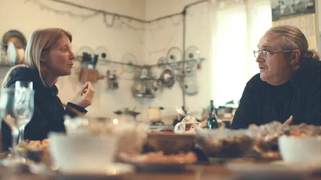 식탁에서 논쟁 중인 율리아나와 보리스