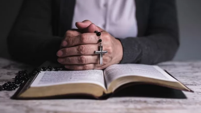 Pessoa segura terçobetano apostas esportivas onlinecimabetano apostas esportivas onlinebíblia aberta