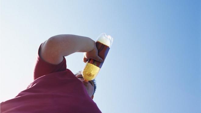 Jovem tomando uma bebidabônus registro cassino sem depósitogarrafa PET