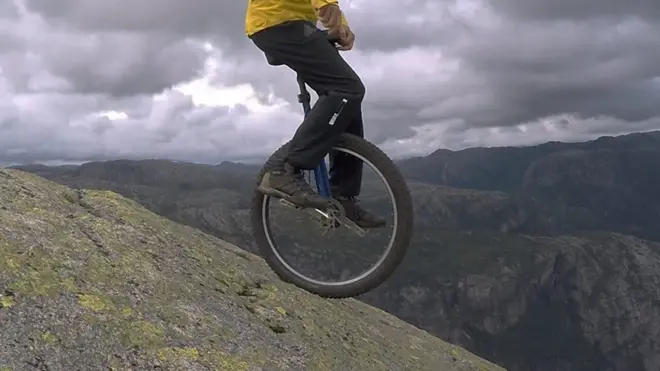 Немецкий экстремал катается на уницикле по горам