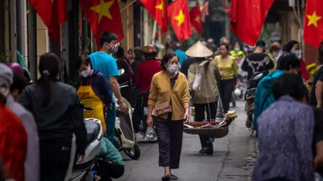 Mujer en Vietnam con mascarilla en marzo.