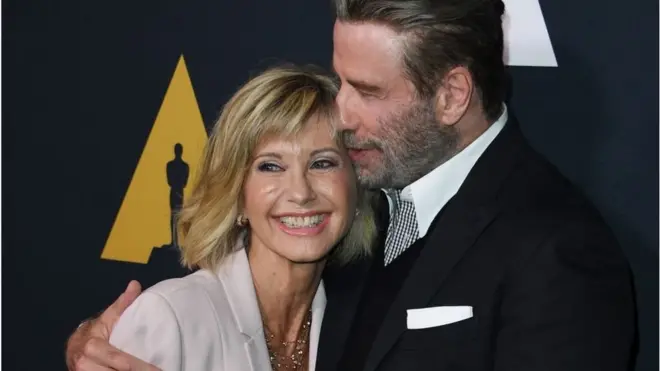 Olivia Newton-John y John Travolta en la alfombra roja de los Oscar en el 40 aniversario de "Grease".