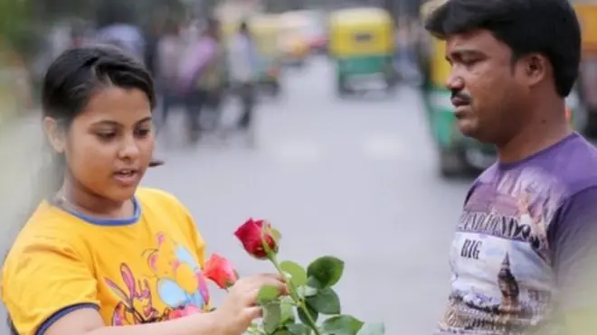 फूल ख़रीदती लड़की