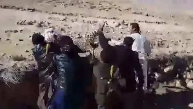 مردم مردی را که به چنگ پلنگ افتاده بود، نجات دادند و پلنگ را با دست گرفتند و از روی دیوار آن سو پرت کردند