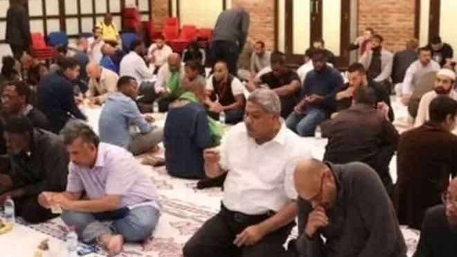 Umat Muslim di Inggris diserukan untuk tidak tarawih dan buka puasa bersama di tengah karantina.