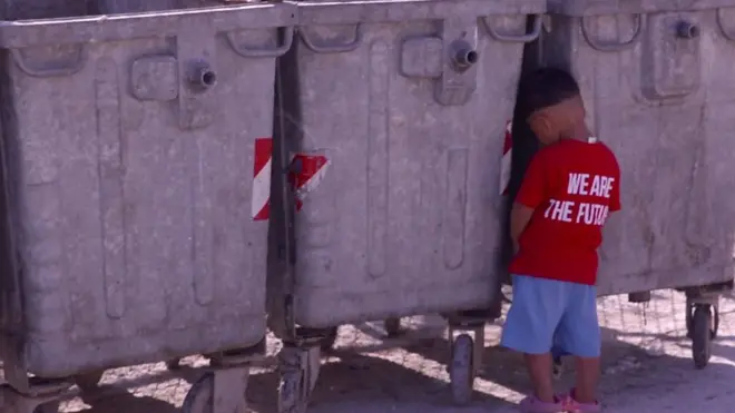 تقول منظمة أطباء بلا حدود إن أطفالا بسن العاشرة حاولوا الإنتحار في مخيم جزيرة ليسبوس اليونانية، وبني المخيم ليعيش فيه 2000 شخص ولكنه الآن سكن لـ8000 شخص.