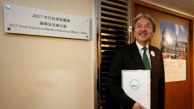 香港前财政司司长曾俊华提交提名参选行政长官