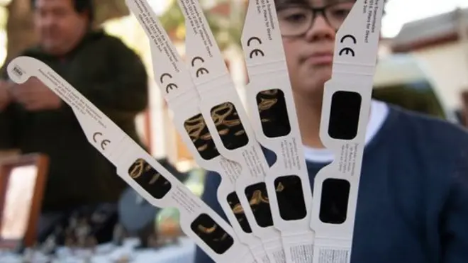 Los lentes de eclipse deben cumplir con las normas internacionales ISO 12312-2.