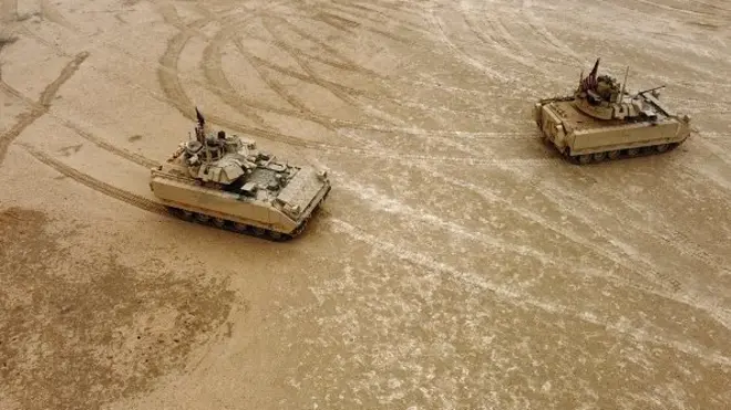 Бойов? машини Bradley 7 грудня 2021 року п?д час сп?льних в?йськових навчань Сир?йських демократичних сил (SDF) ? очолювано? США м?жнародно? коал?ц?? проти угруповання "?сламська держава"