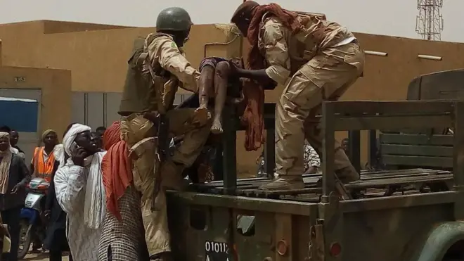 Un civil secouru par les militaires maliens après l'explosion de la voiture piégée dimanche à Gao.