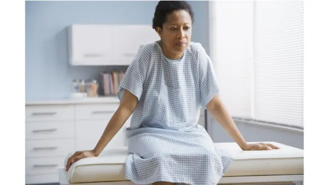 امرأة في غرفة فحص طبي