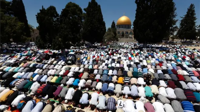 يصلي عشرات الالاف من الفلسطينيين في الاقصى كل جمعة