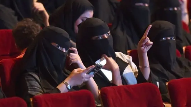 شهروندان سعودی از مشتریان علاقمند فیلمهای غربی هستند اما تا همین اواخر فقط به طور خصوصی میتوانستند فیلم تماشا کنند