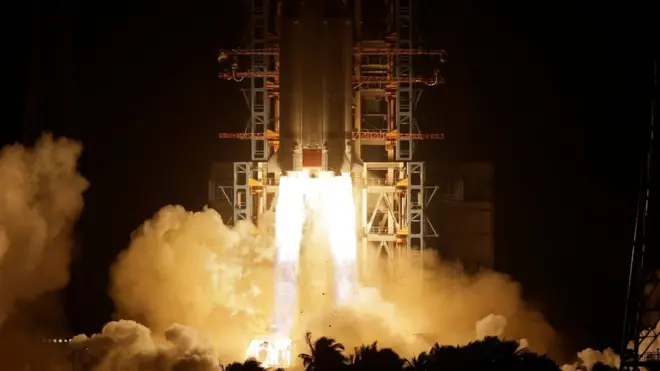 La sonda Chang'e-5 despegó este martes en un cohete Larga Marcha 5 a las 4:30 hora local.