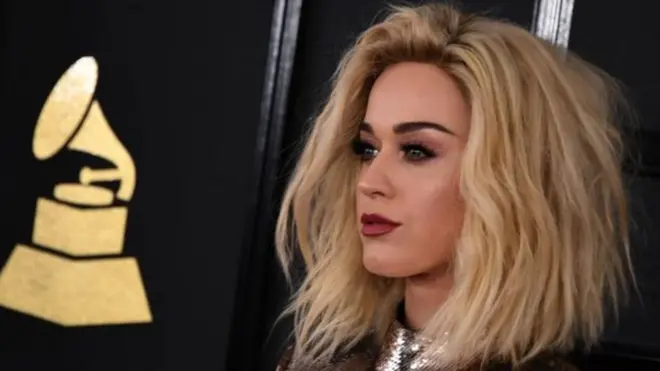 Кетті Перрі показувала черницям татуювання з Ісусом і співала релігійні гімни, але це не переконало їх не виступати проти продажу співачці колишнього монастиря